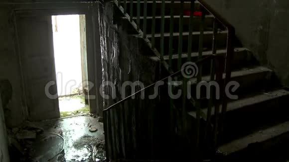 鬼城普里皮亚特废弃房屋内的雨水视频的预览图