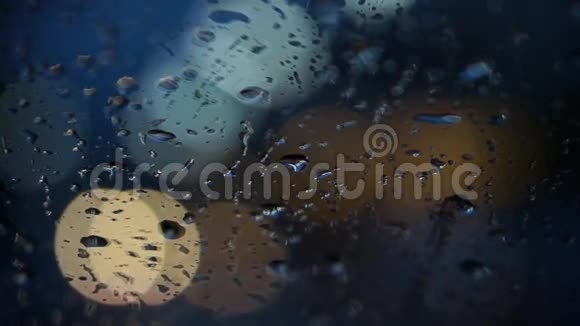 雨水中交通照明的模糊视频的预览图