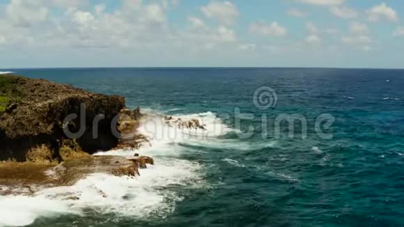 海浪拍打海岸的海洋视频的预览图