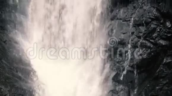 雪松溪瀑布在缓慢的运动视频的预览图