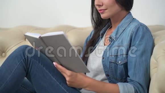 积极的年轻女人在看书视频的预览图