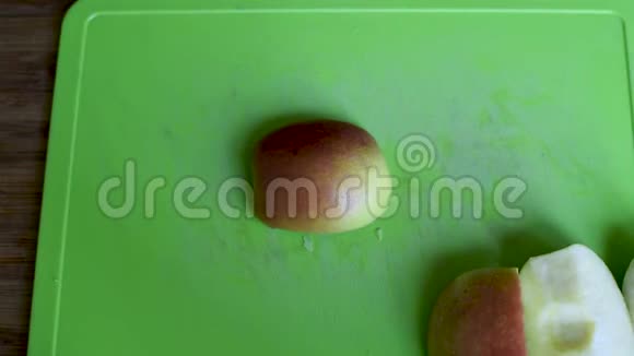 用刀子把苹果切成薄片切成两半视频的预览图