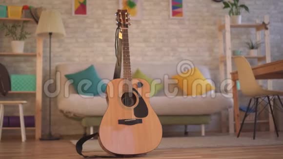 现代公寓里的吉他视频的预览图