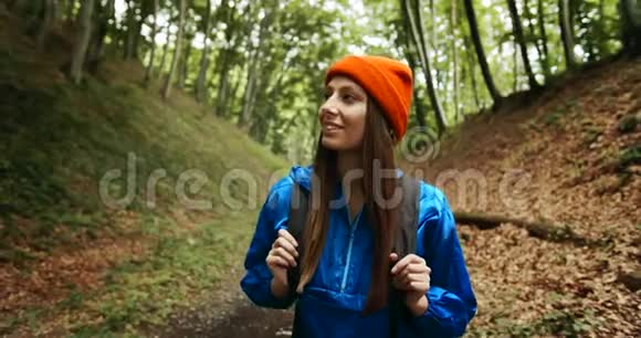 带背包的女人在森林里散步视频的预览图