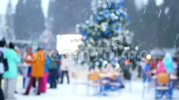 圣诞节冰冻的树枝冬天视频的预览图