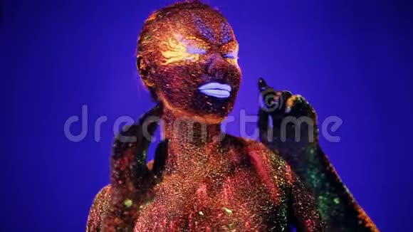 女孩在紫外线下跳舞视频的预览图