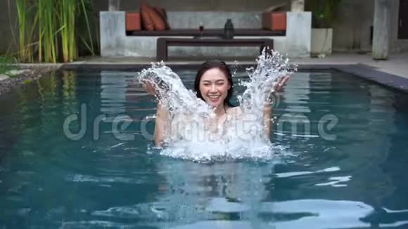 女人在泳池里慢动作泼水视频的预览图