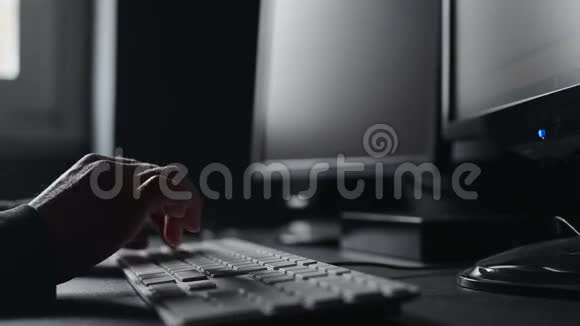 女手打字电脑键盘使用台式电脑视频的预览图