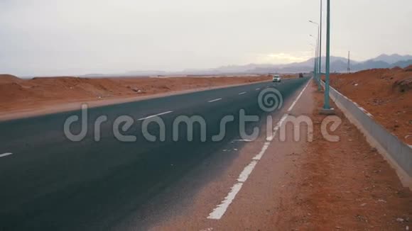 汽车在沙漠公路上行驶视频的预览图