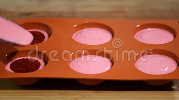准备美味的摩丝蛋糕法国摩丝蛋糕配镜面釉现代欧洲甜点视频的预览图