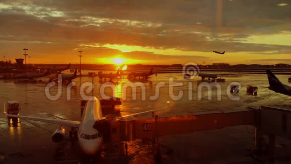 日落时的国际机场景观视频的预览图