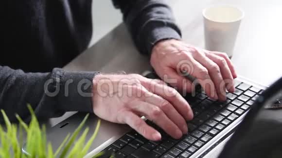 男人用手在键盘上打字视频的预览图