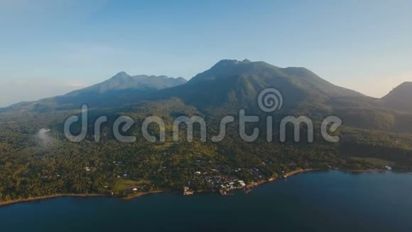 鸟瞰美丽的海岸线在热带岛屿与火山沙滩菲律宾Camiguin岛视频的预览图