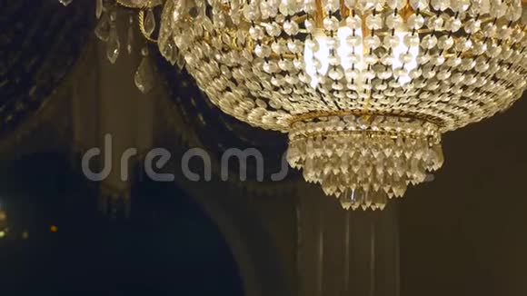 豪华餐厅天花板上优雅的吊灯视频的预览图