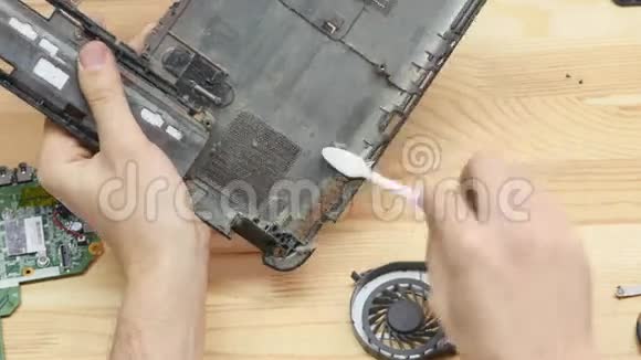 笔记本电脑拆卸在维修店特写在修理工工作场所拆卸计算机主板电子邮件视频的预览图