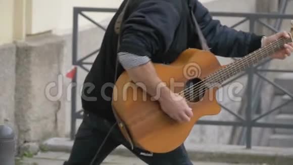 街头吉他手在街上演奏慢动作视频的预览图