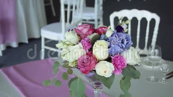 布置不同颜色的花站在桌子上进行节日装饰视频的预览图
