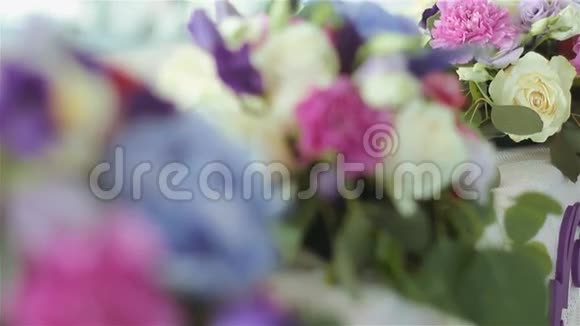 布置不同颜色的花站在桌子上进行节日装饰视频的预览图