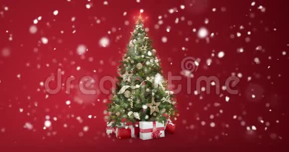 环视灯装饰圣诞树红色背景上有礼品盒雪花飘落时有文字空间放置视频的预览图