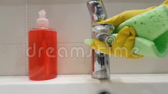 双手黄手套洗手间洗手间洗手间洗手池清洁剂视频的预览图