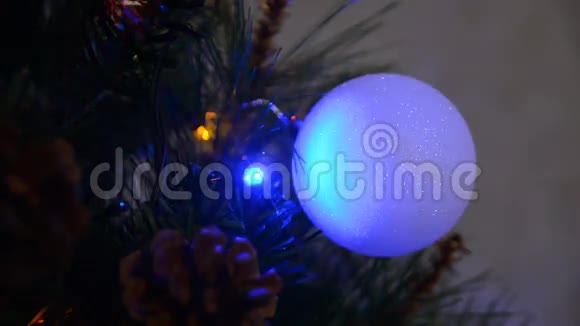 圣诞树上球的特写视频的预览图