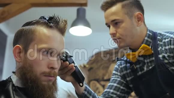 男士美容师理发店照顾胡子理发师为留胡子的人做发型视频的预览图