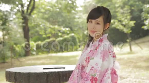 穿着和服的亚洲女人在日本木制窗户前视频的预览图