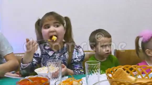 孩子们吃男孩和女孩的家庭早餐生日圣诞节庆祝吃视频的预览图