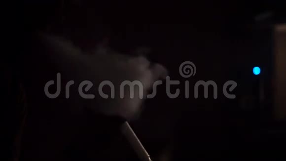男人在黑暗的房间里抽烟视频的预览图