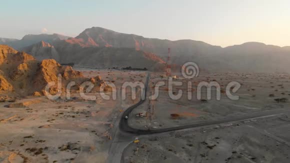 阿联酋杰贝勒贾斯山上的沙漠蜿蜒公路视频的预览图