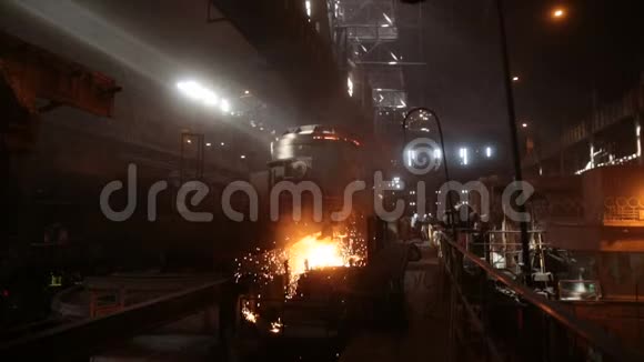 电炉炼钢巨大的钢铁厂视频的预览图