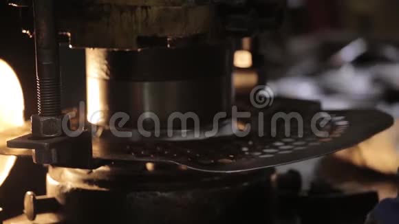弯曲金属一块金属被机器弯曲金属餐具制造大块视频的预览图
