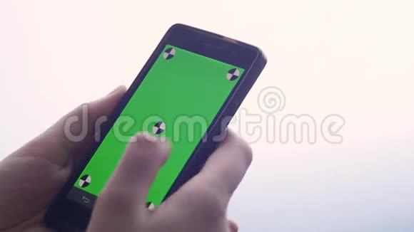 商务女性使用智能手机触摸屏CHROMA键特写手指做手势触摸打字文本和视频的预览图