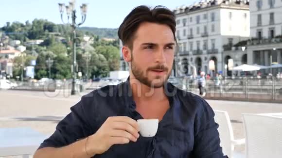 英俊的年轻人喝浓咖啡视频的预览图
