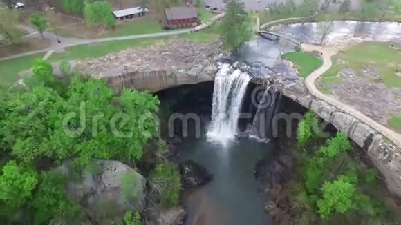 飞越诺卡卢拉瀑布公园和营地视频的预览图