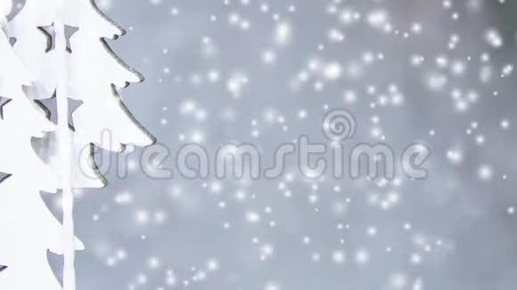 两棵白色的小圣诞树挂在灰色墙壁的背景上视频的预览图