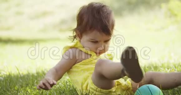 可爱的女婴在夏天探索公园视频的预览图