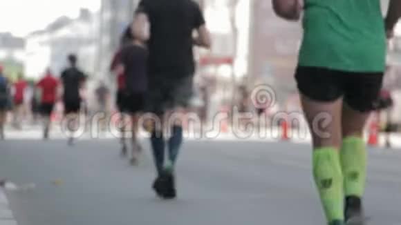 马拉松赛跑运动员群众底景腿离开焦点视频的预览图