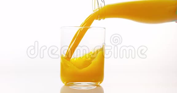 在白色背景下将橙汁倒入玻璃中视频的预览图
