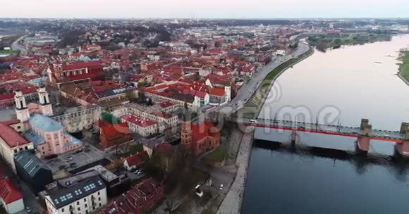 埃维尼格老城区的鸟瞰图视频的预览图