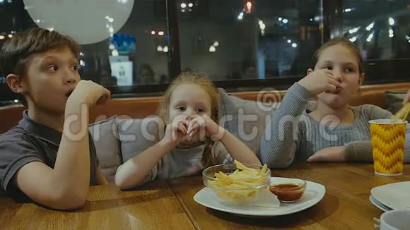 孩子们在咖啡馆吃披萨吃土豆视频的预览图