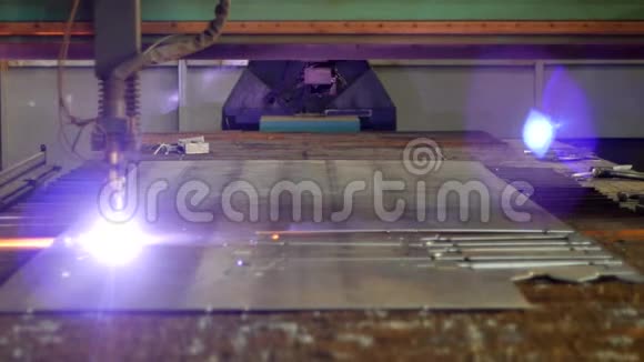 在现代激光机上等离子切割金属特写生产等离子金属切割工业视频的预览图