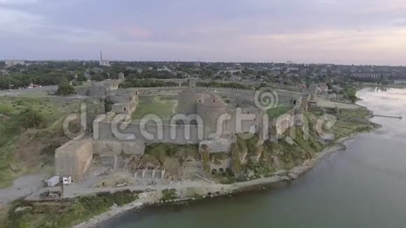 日出时鸟瞰贝尔哥罗德涅斯特的老堡垒乌克兰视频的预览图