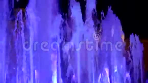 夜间照明喷泉视频的预览图