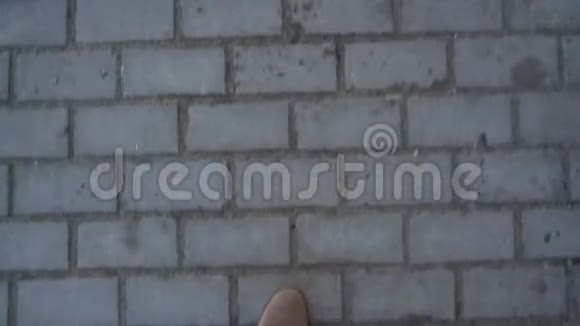 穿着靴子在人行道上行走的女性腿的俯视图视频的预览图