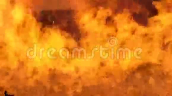 燃烧的心与火花在黑色的背景3D动画视频的预览图