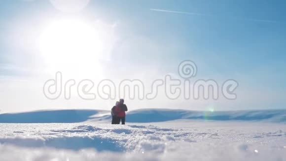 团队合作冬季旅游业务理念男子游客的腿从镜头下往下看攀登山顶视频的预览图