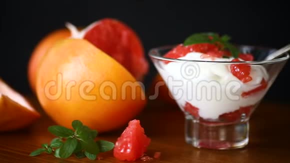 带红葡萄柚片的甜自制有机酸奶视频的预览图