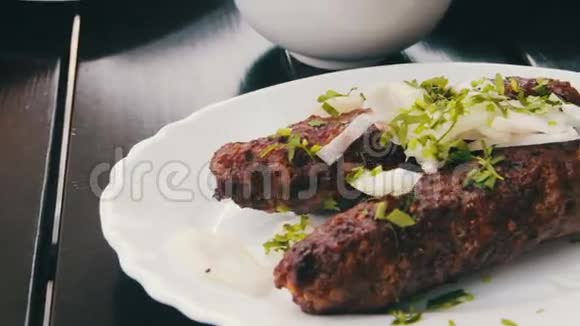 格鲁吉亚菜餐厅盘子上的烤肉视频的预览图