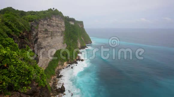 印度洋的波浪围绕着海岸岩石破碎视频的预览图